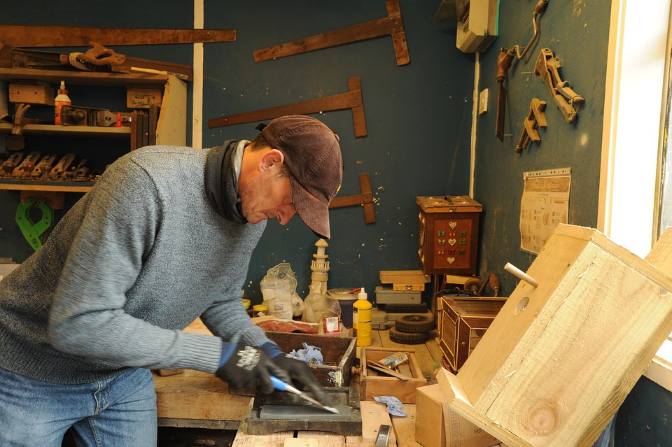 woodworker honing its chisels